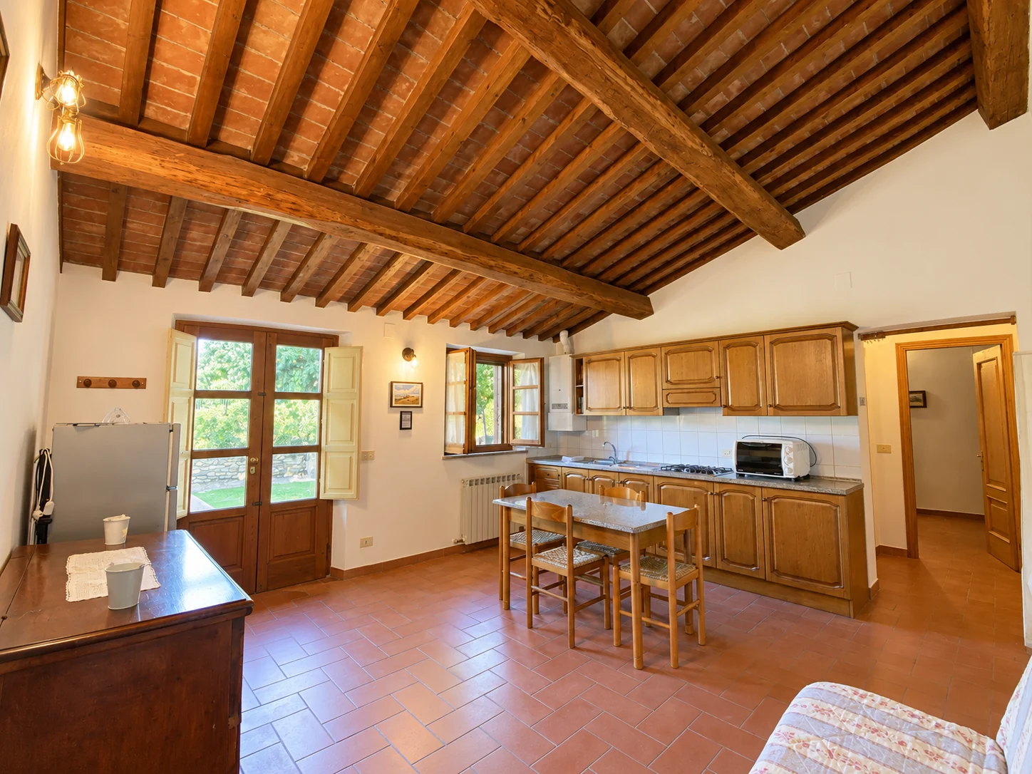 Vista d’insieme del soggiorno e della cucina de Il Fienile con travi a vista