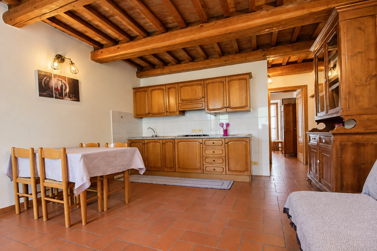 Cucina in legno e tavolo da pranzo nell’appartamento La Cantina