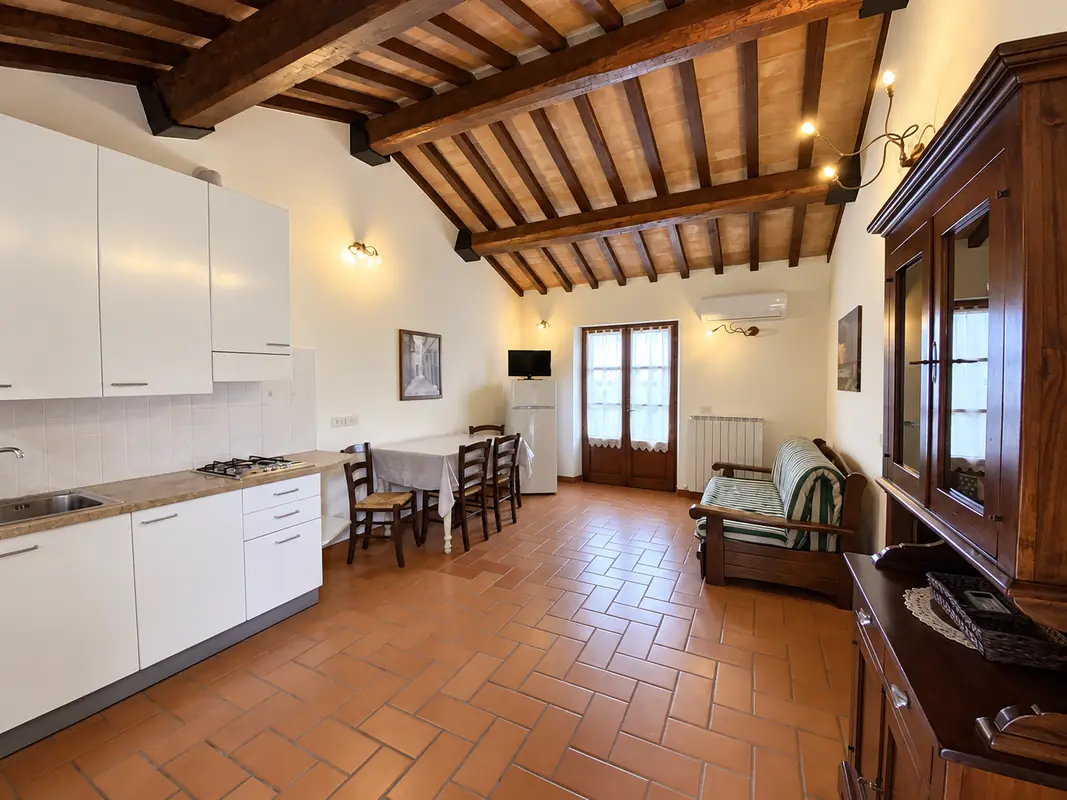 Zona giorno dell’Etrusco con cucina, tavolo e divano a righe