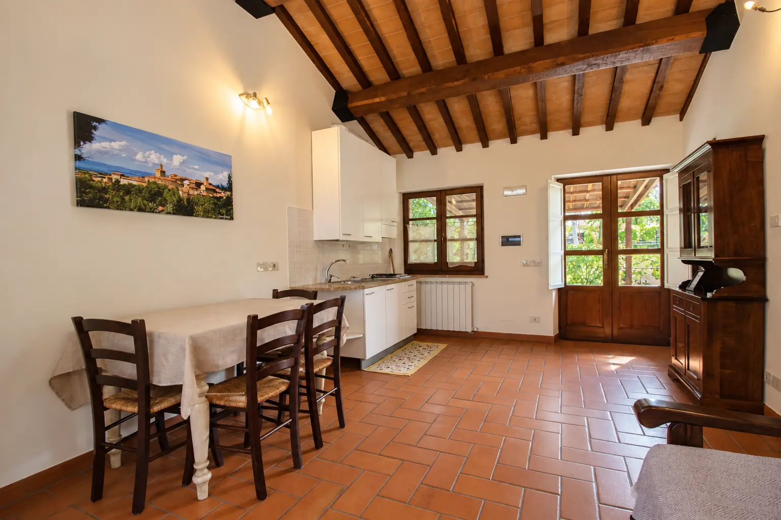 Zona pranzo e cucina di Ex Pacciano con porta verso il portico