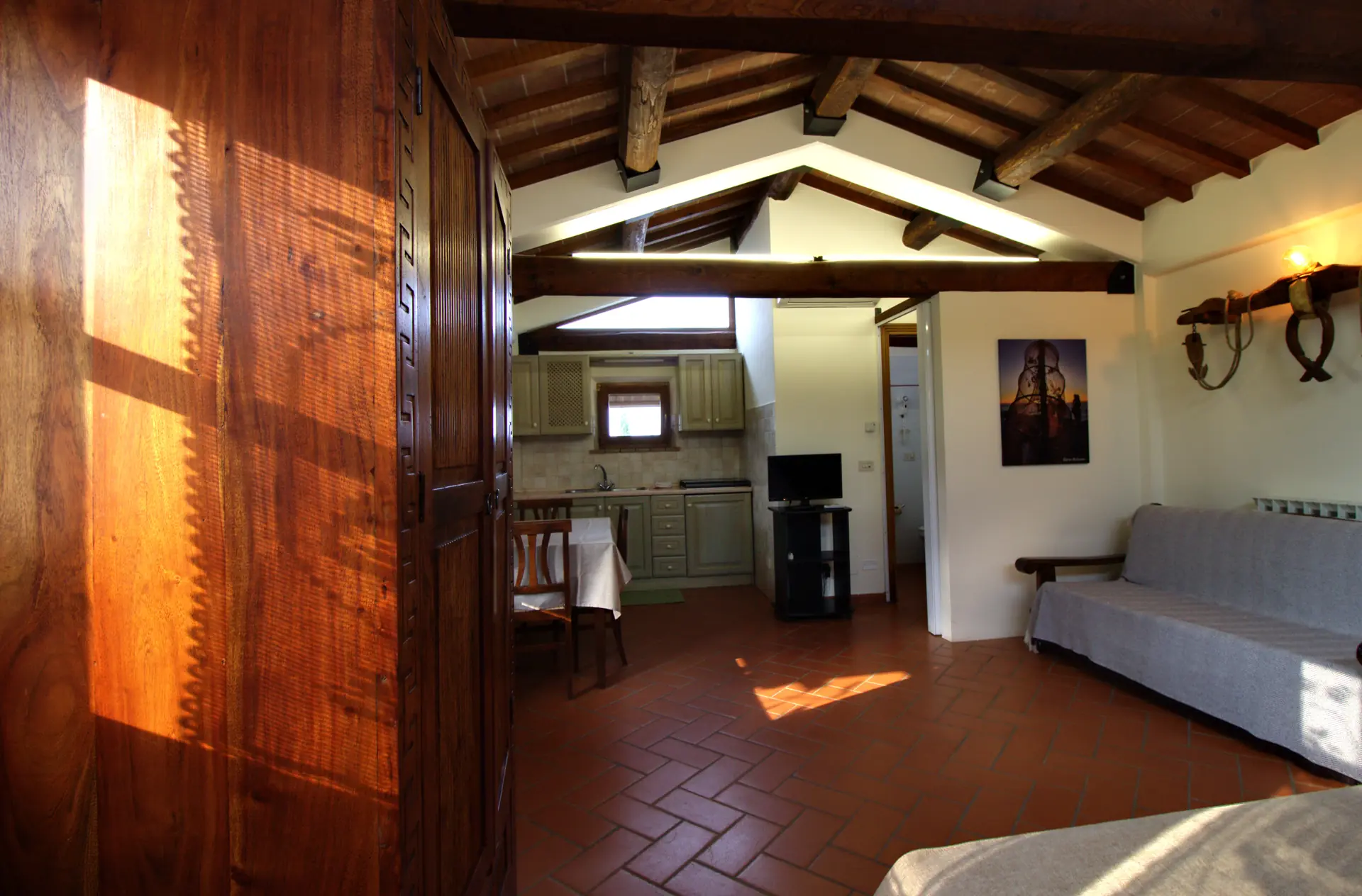 Vista del soggiorno della Capanna verso la cucina e il divano