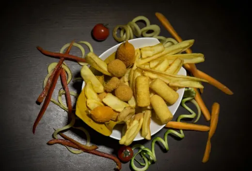 Assiette de fritures et de frites avec légumes au restaurant Il Pellicano
