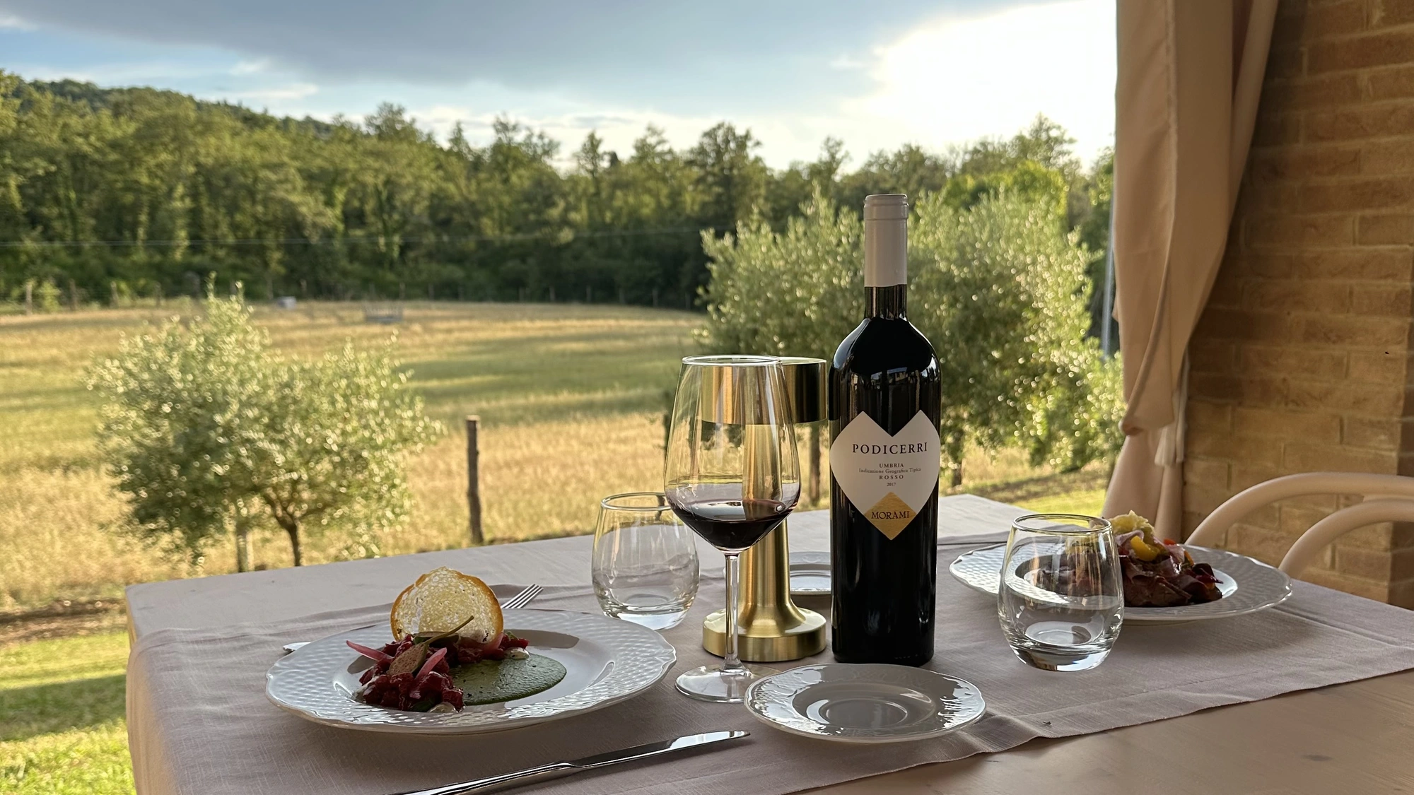 Table du restaurant Terra dei Bisonti avec vue sur la campagne