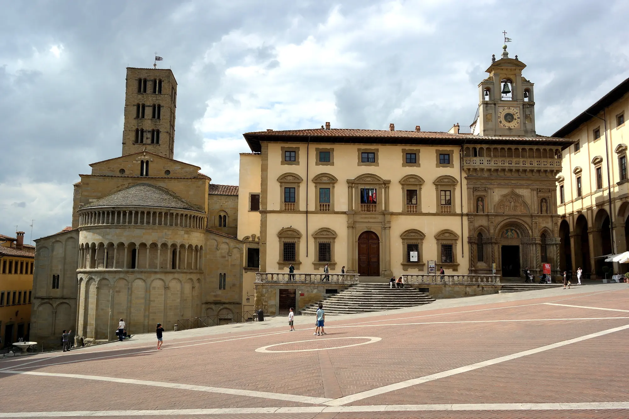 Piazza Grande ad Arezzo con le logge storiche