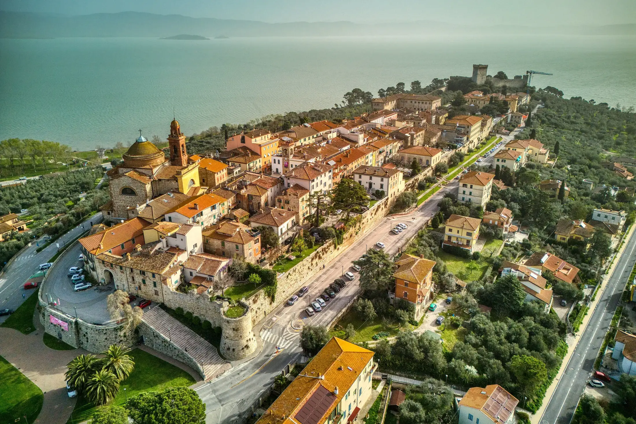 Castiglione del Lago mit Blick auf den Trasimenischen See