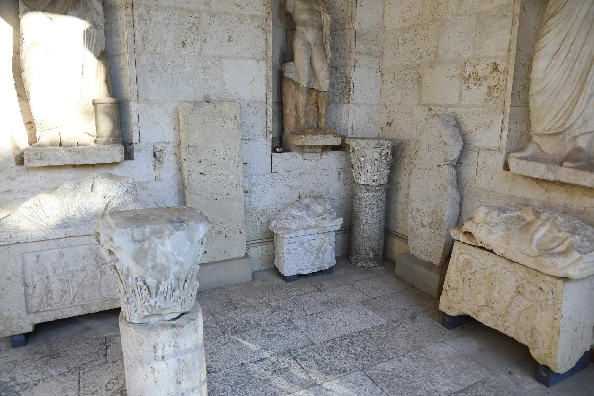 Vestiges en pierre au Musée archéologique national de Chiusi