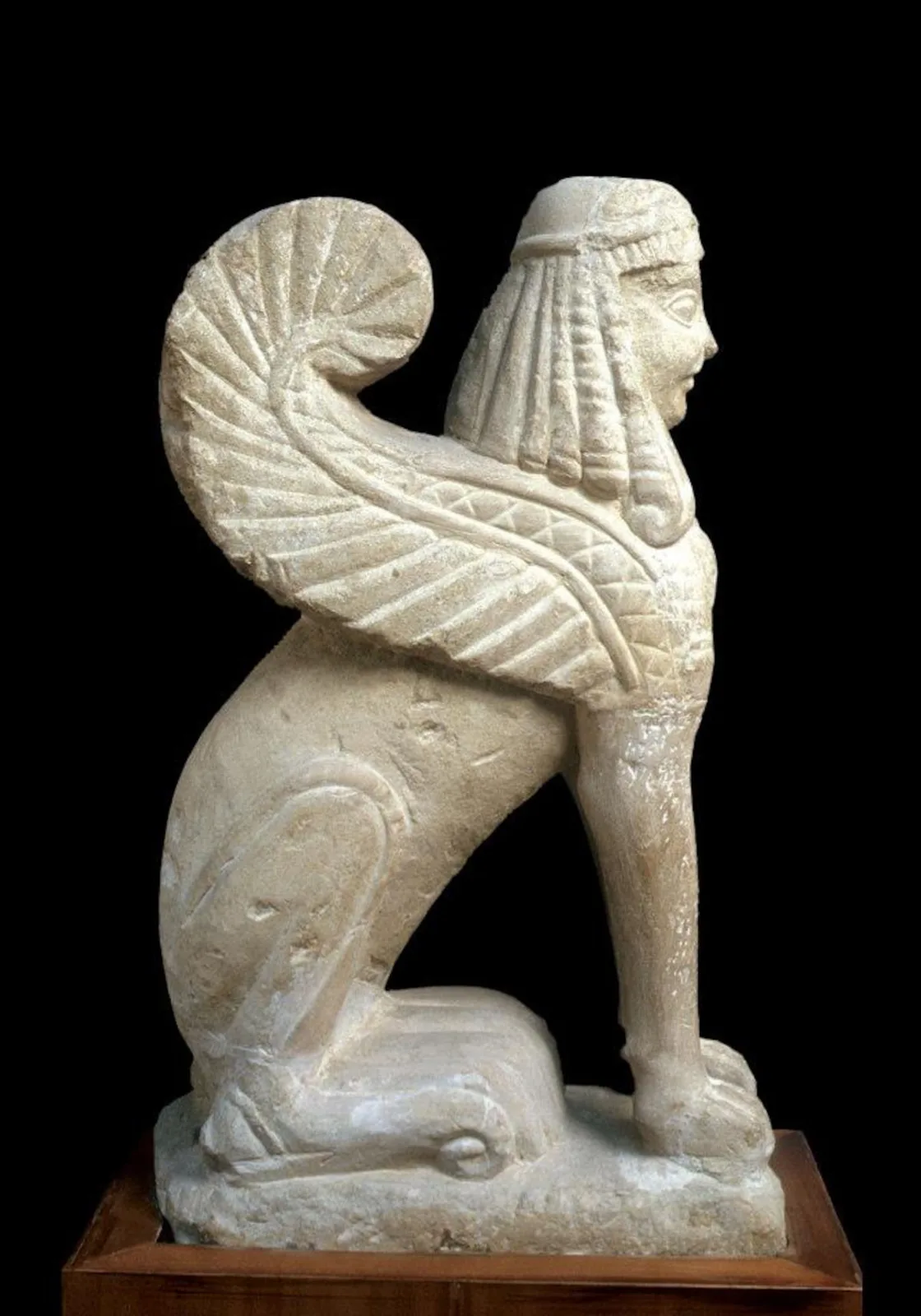 Sfinge funeraria etrusca in pietra con corpo leonino e ali scolpite, conservata al Museo nazionale etrusco di Chiusi