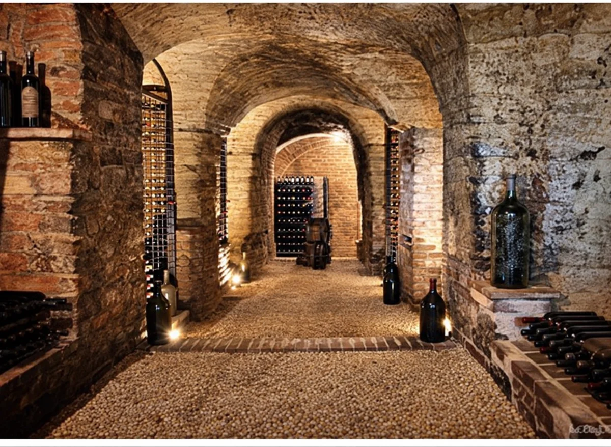 Cantina di Colle Santa Mustiola con volte in pietra e bottiglie di vino