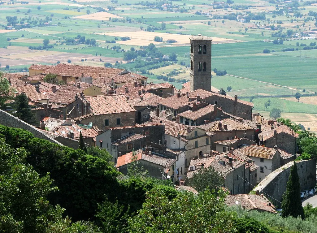 Panorama di Cortona sul paesaggio della Valdichiana