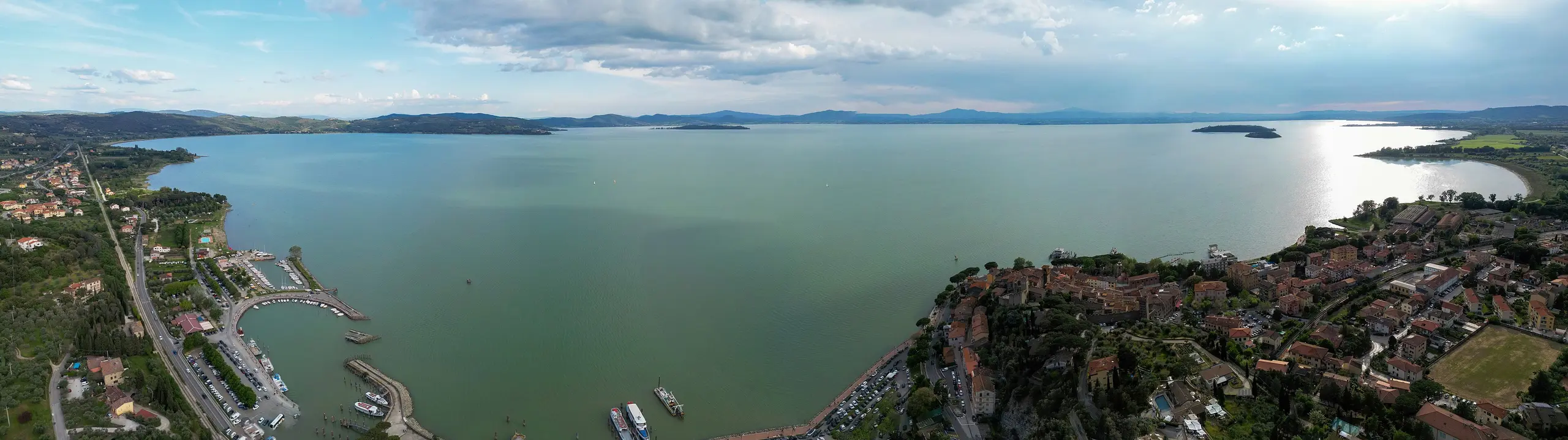 Panoramica aerea del Lago Trasimeno con borghi, porti e isole