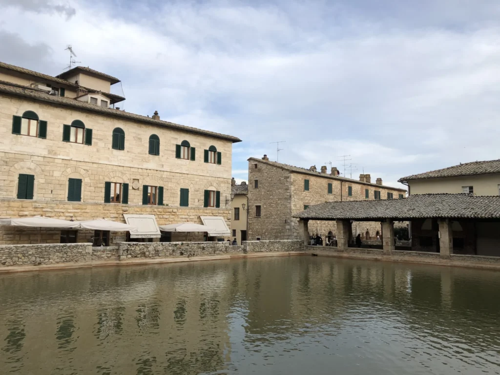Vasca termale nella piazza centrale di Bagno Vignoni