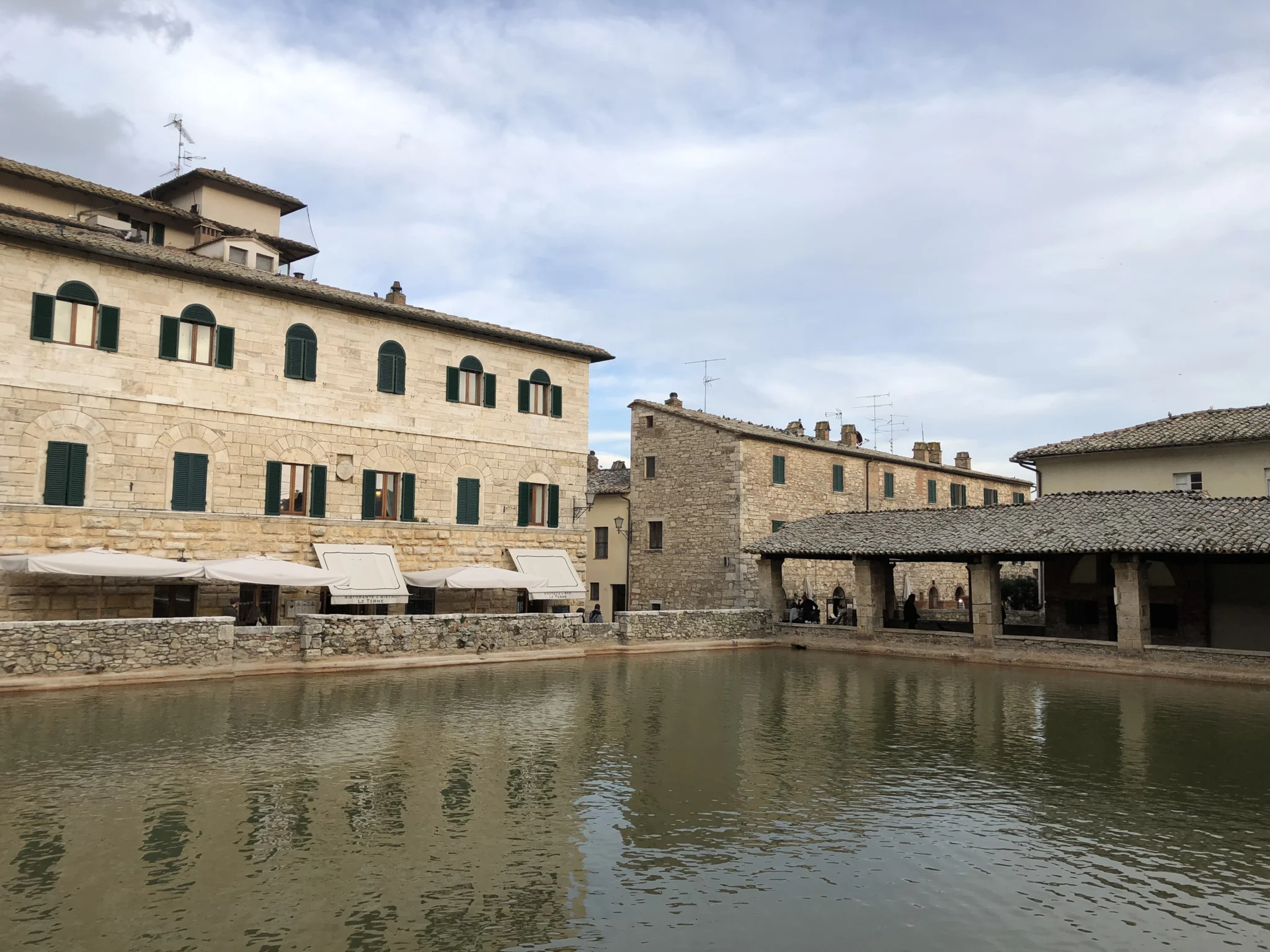Vasca termale nella piazza centrale di Bagno Vignoni