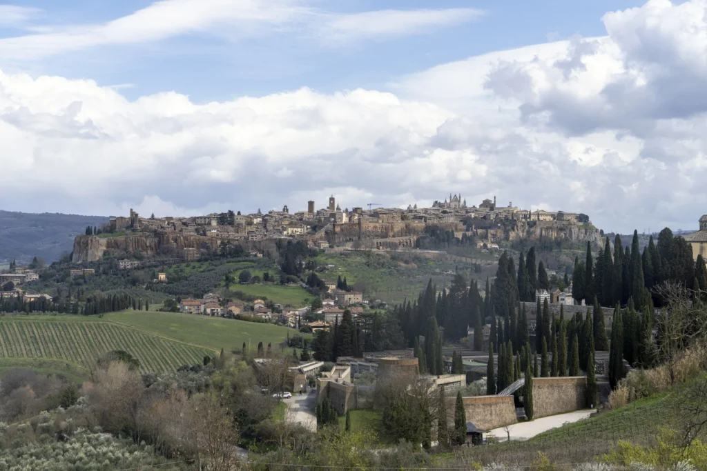 Panorama di Orvieto sulla rupe di tufo