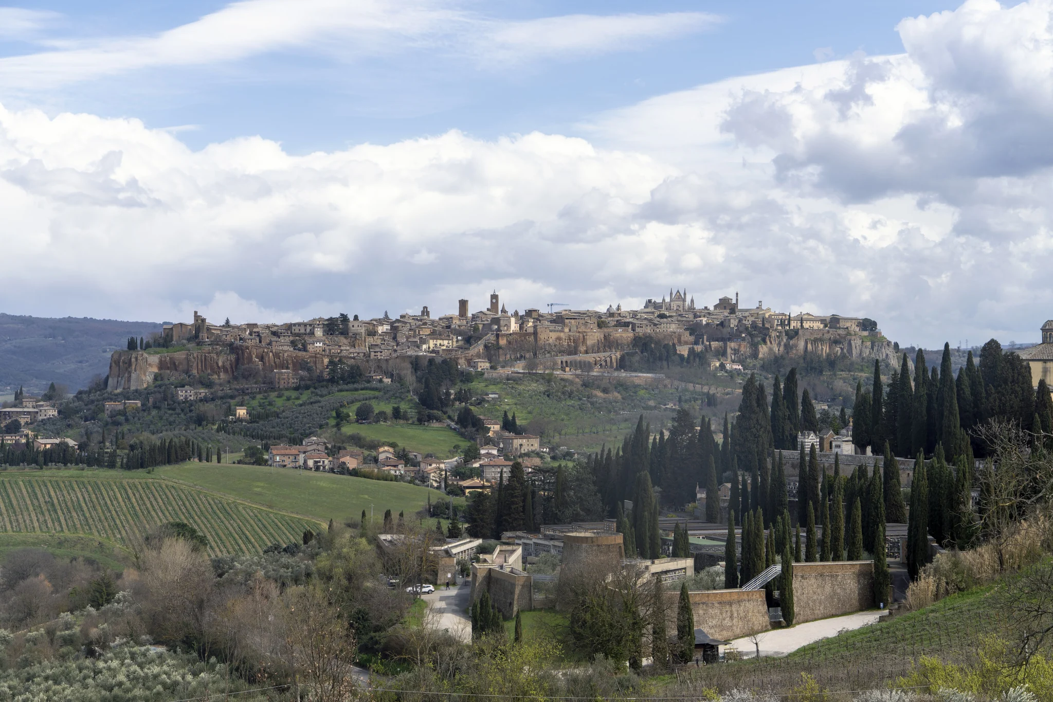 Panoramablick auf Orvieto auf dem Tufffelsen