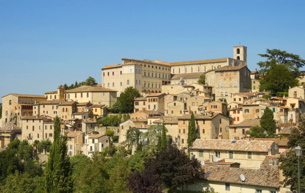 Panorama di Todi sulla valle del Tevere