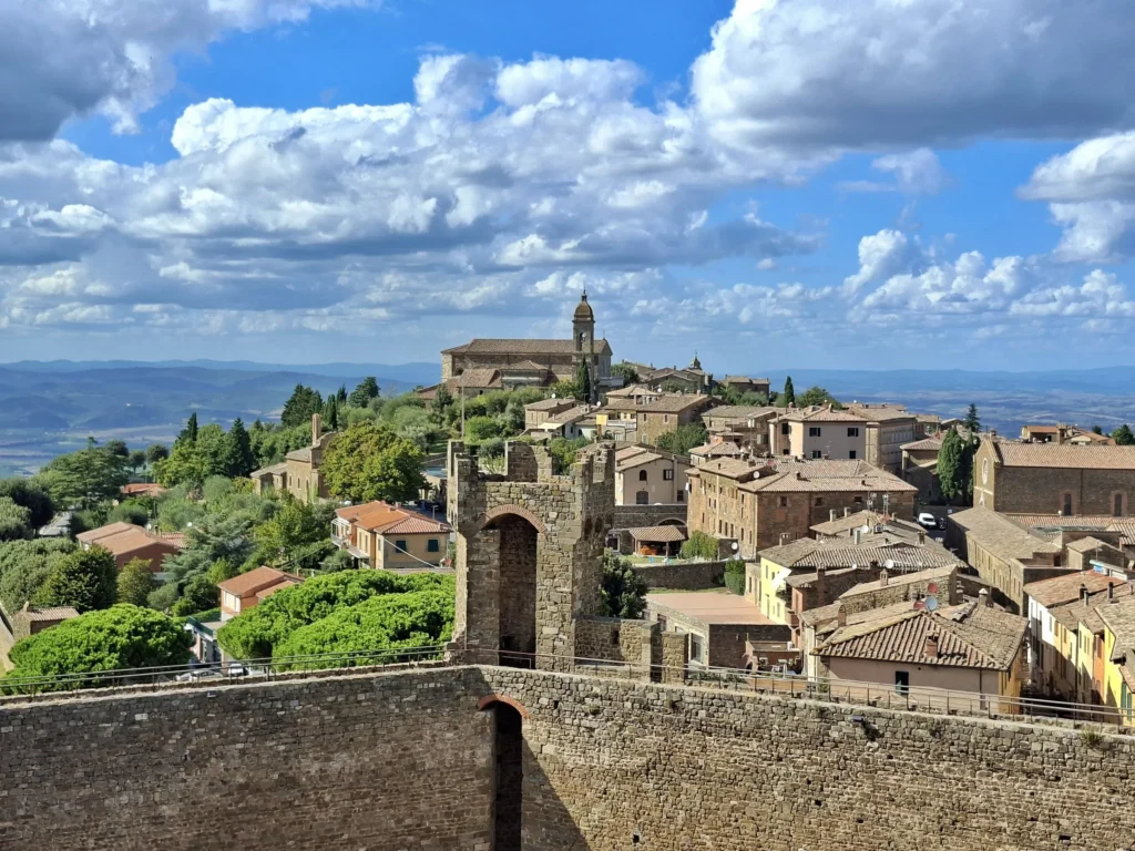 Fortezza di Montalcino nel paesaggio della Val d’Orcia