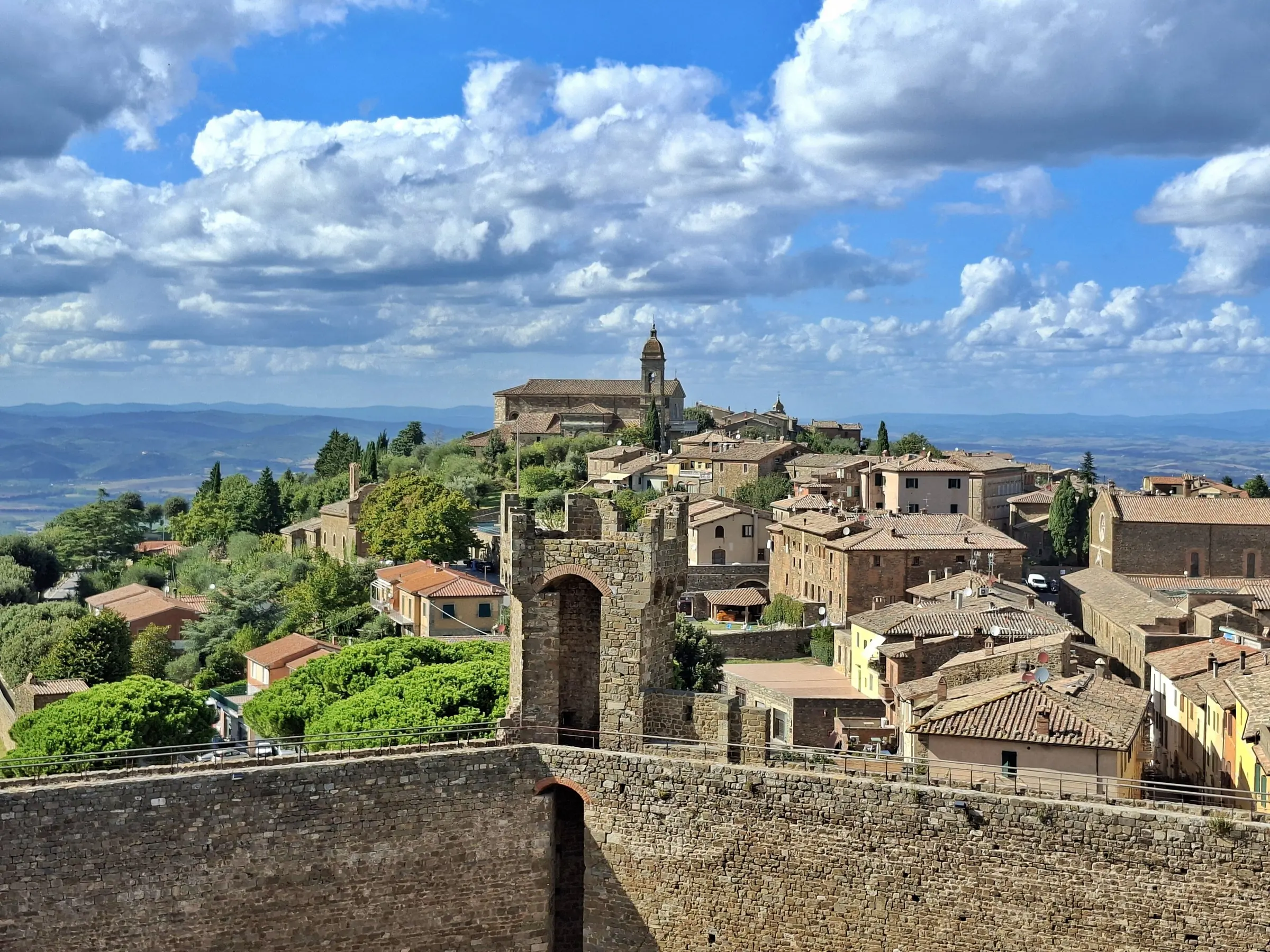 Fortezza di Montalcino nel paesaggio della Val d’Orcia