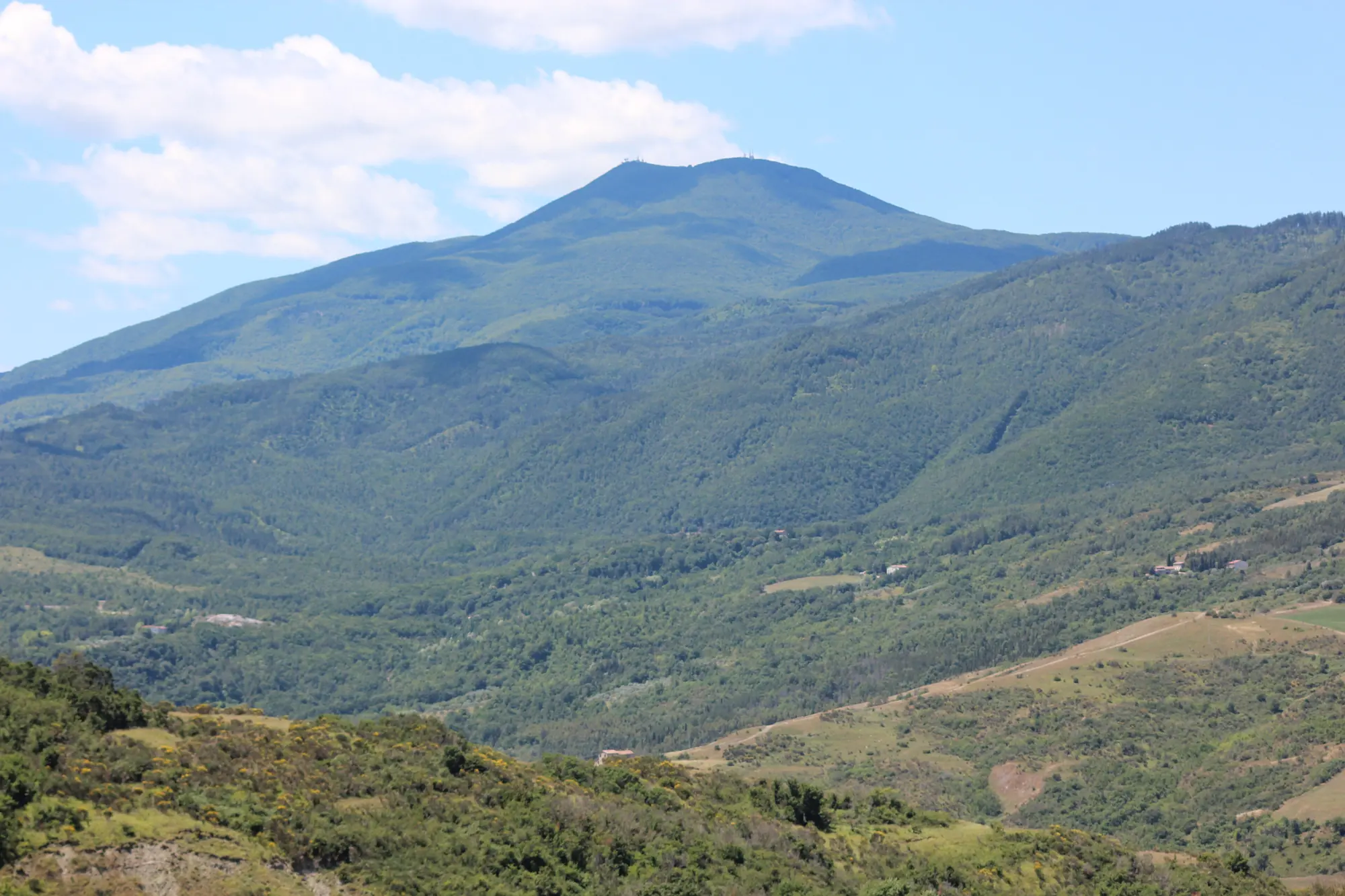 Monte Amiata visto dal paesaggio collinare della Toscana