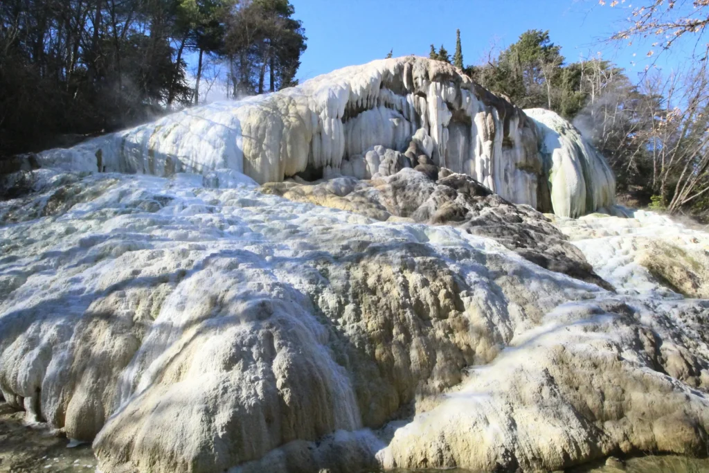 Formazioni calcaree della Balena Bianca a Bagni San Filippo