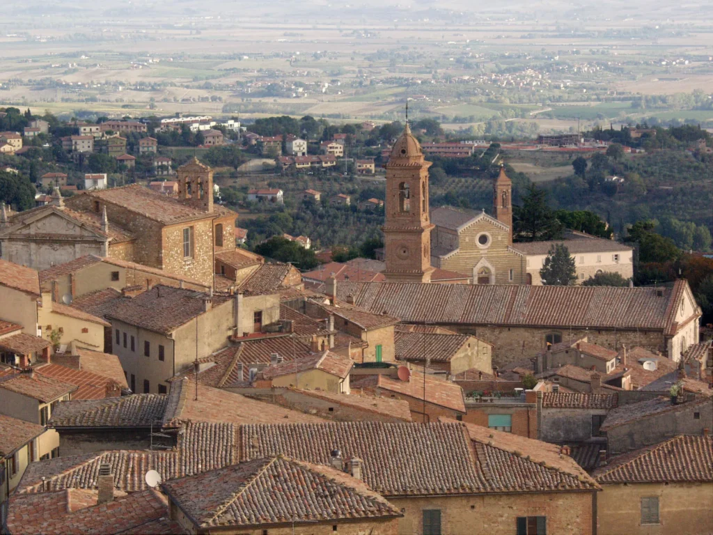 Panorama del borgo di Montepulciano tra le colline toscane