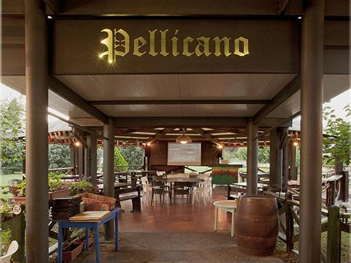 Ingresso e terrazza coperta del ristorante Il Pellicano
