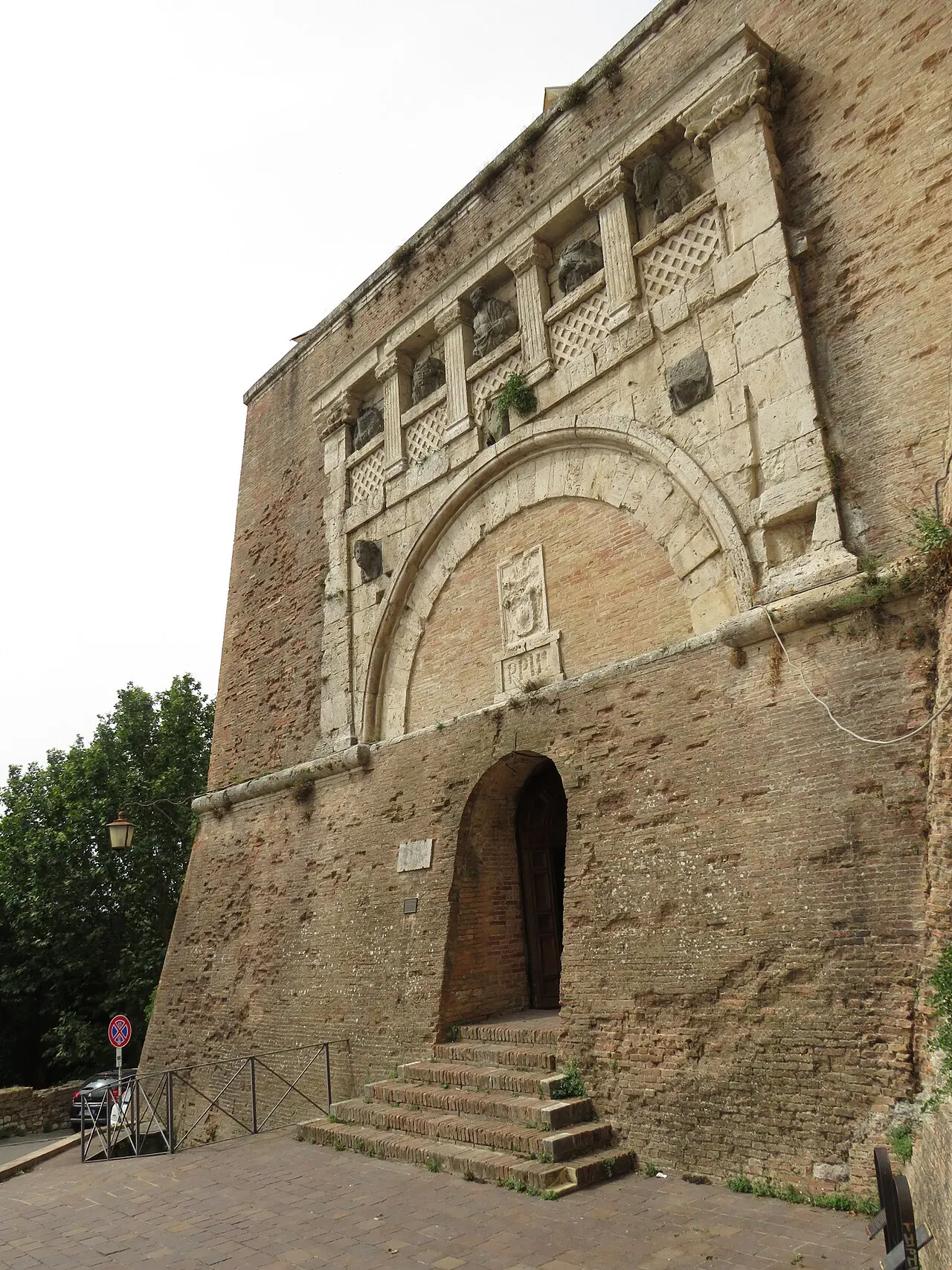 Porta Marzia und historische Gänge der Rocca Paolina in Perugia