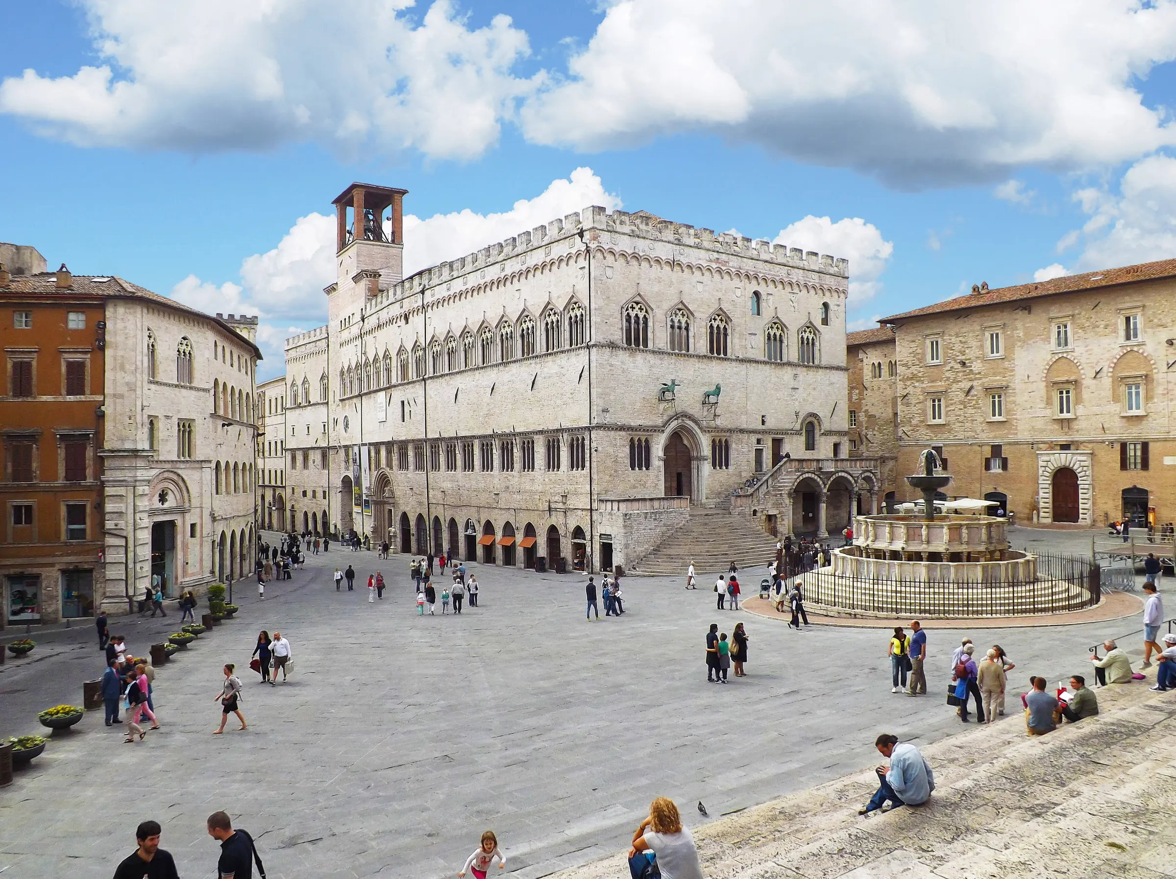Piazza IV Novembre mit Fontana Maggiore und Palazzo dei Priori in Perugia