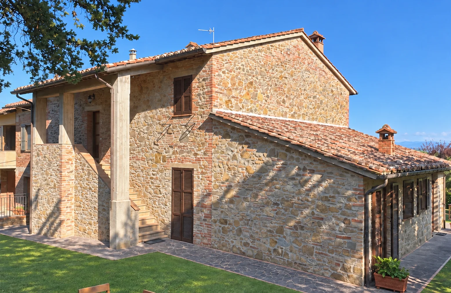 Casale in pietra della Tenuta Badia a Paciano, con scala esterna, persiane e giardino