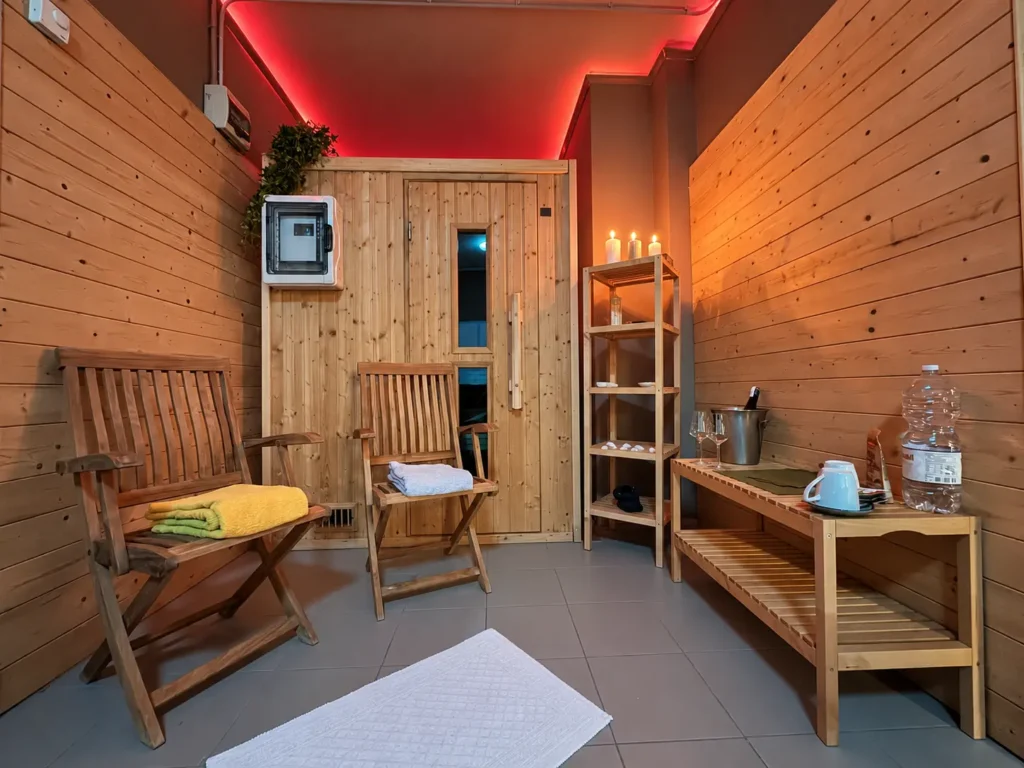 Ruhebereich der SPA im Tenuta Badia mit Holzmöbeln, Kräutertee und Kerzen