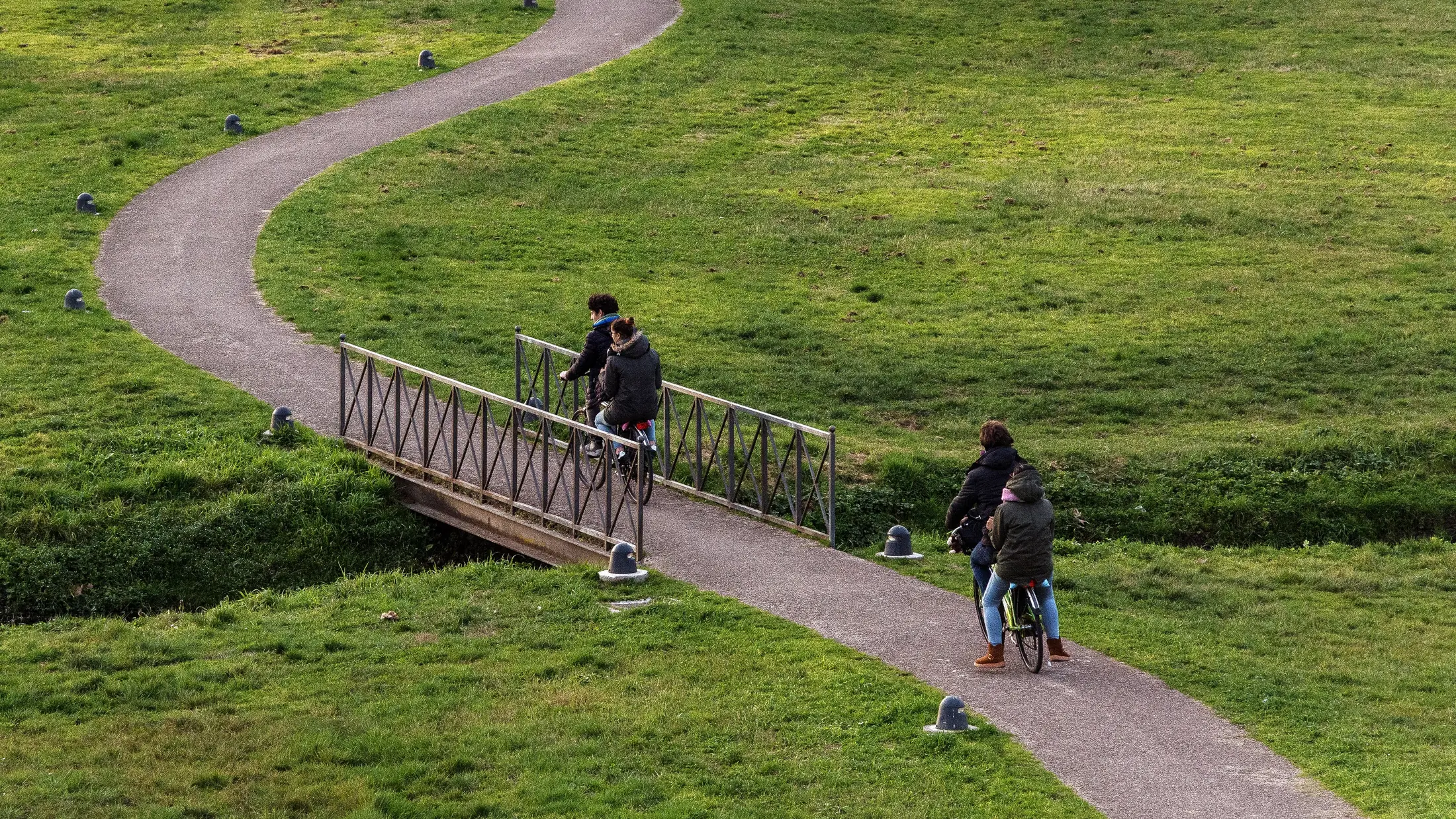 Cicloturisti lungo un percorso verde nella campagna toscana