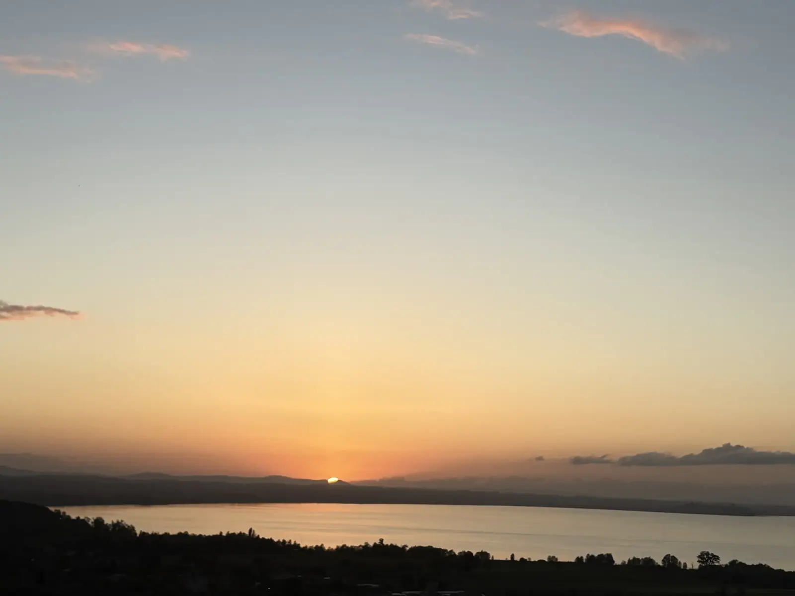 Coucher de soleil doré sur le lac Trasimène vu depuis les collines d’Ombrie