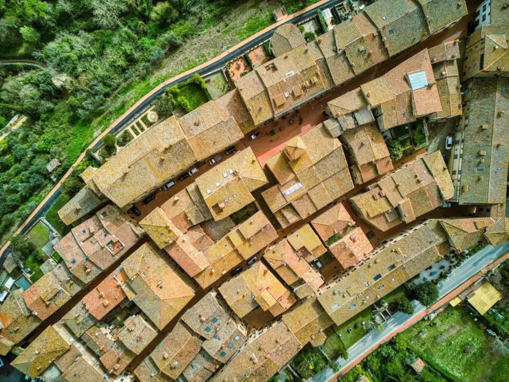 Tetti e vicoli del centro storico di Paciano visti dall’alto