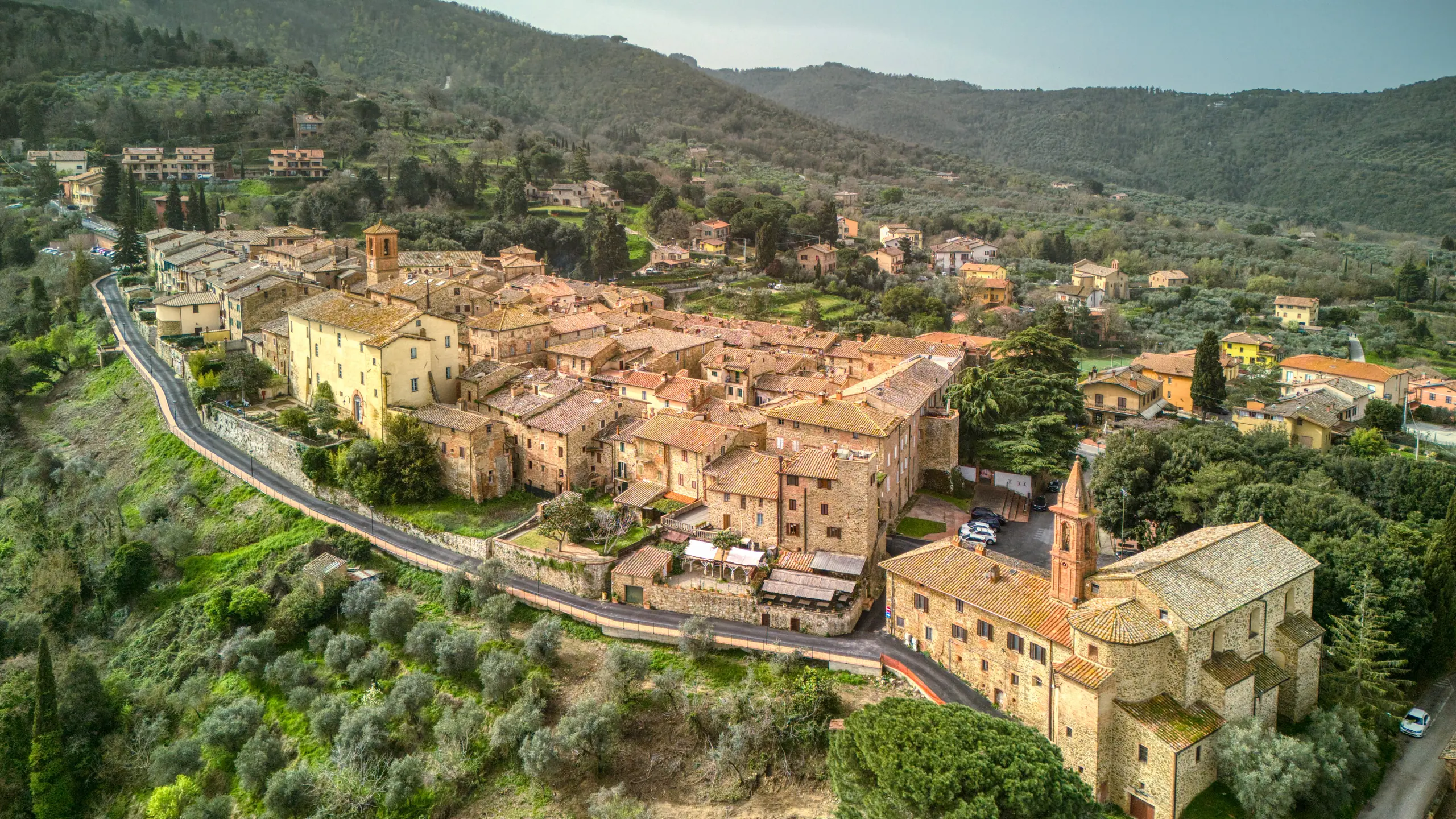 Veduta aerea del borgo medievale di Paciano tra le colline umbre