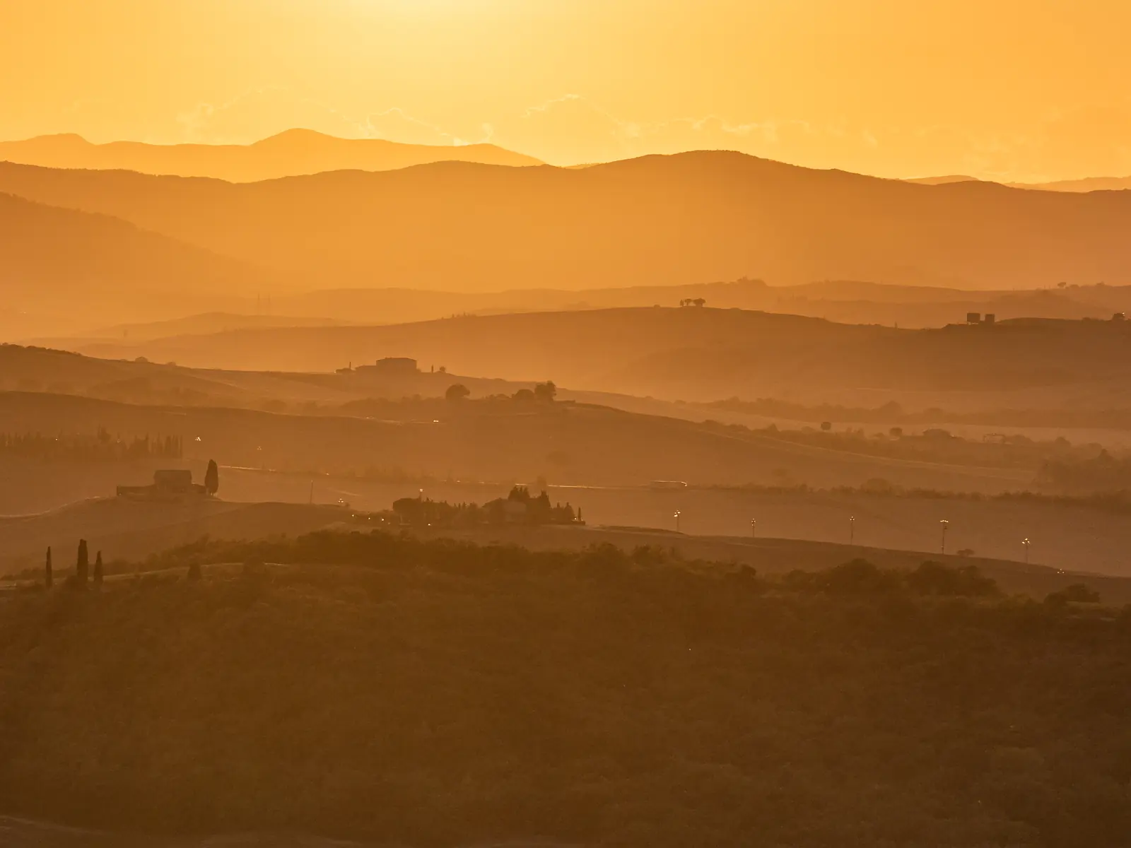 Hügel der Val d’Orcia im goldenen Licht des Sonnenuntergangs
