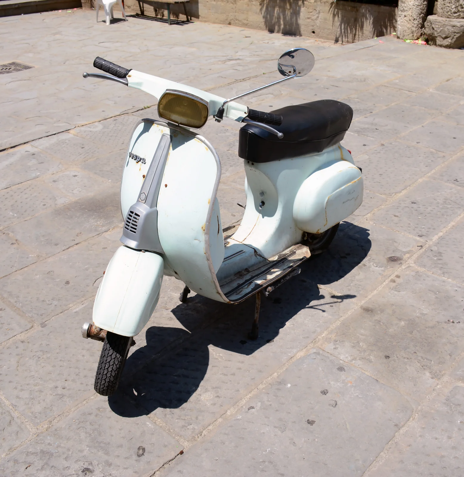 Vespa Special bianca parcheggiata su una piazza in pietra ad Arezzo