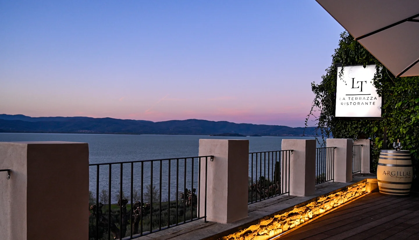 Terrazza del ristorante La Terrazza a Castiglione del Lago con vista sul Lago Trasimeno